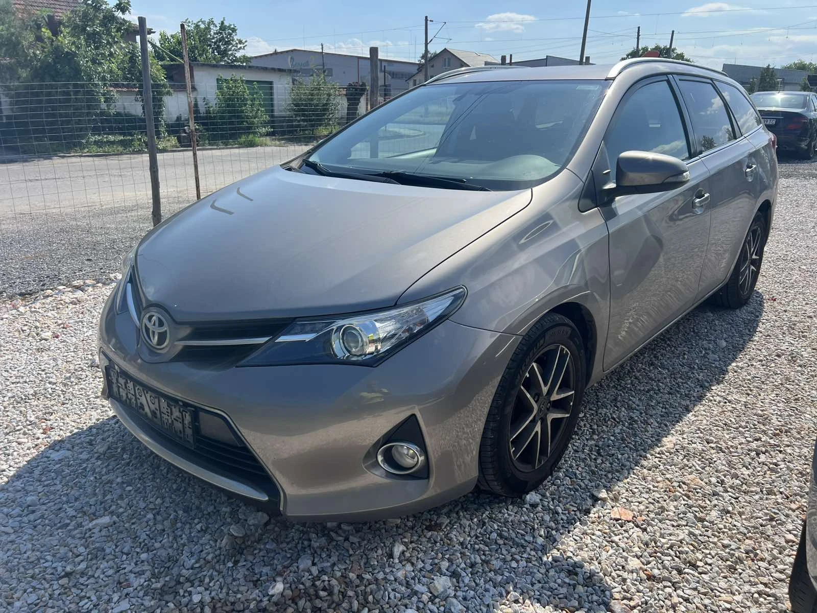 Toyota Auris 1.4d4d като нов185000км, снимка 2 - Автомобили и джипове - 53689303