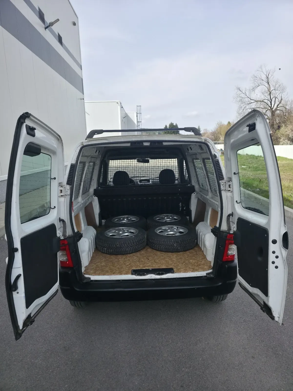 Peugeot Partner 1.6HDI Товарен!, снимка 9 - Автомобили и джипове - 54180962