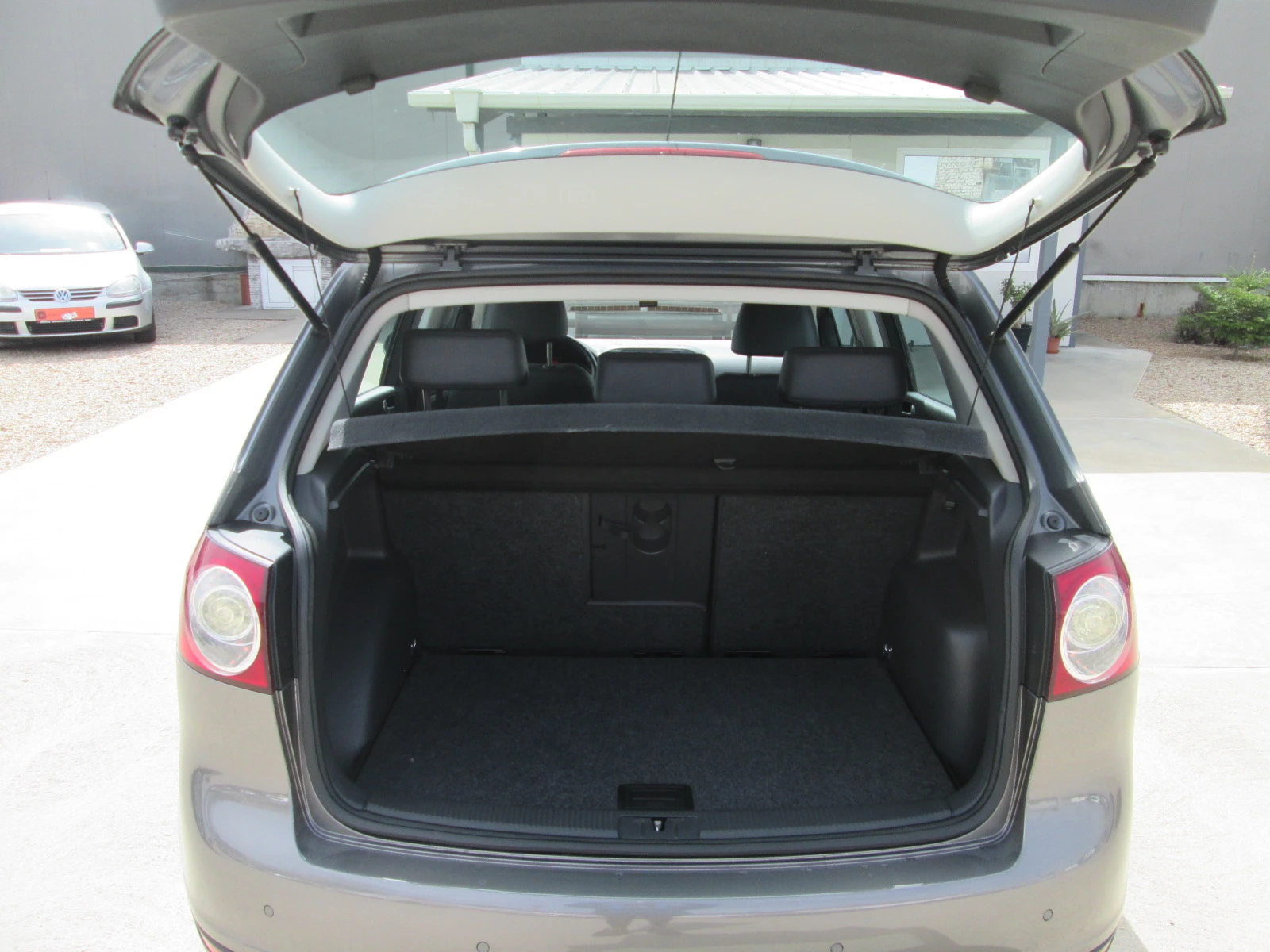 VW Golf Plus 2.0TDI-Автоматик-Кожа-Ксенон-Сервизна история!!!, снимка 9 - Автомобили и джипове - 54217968