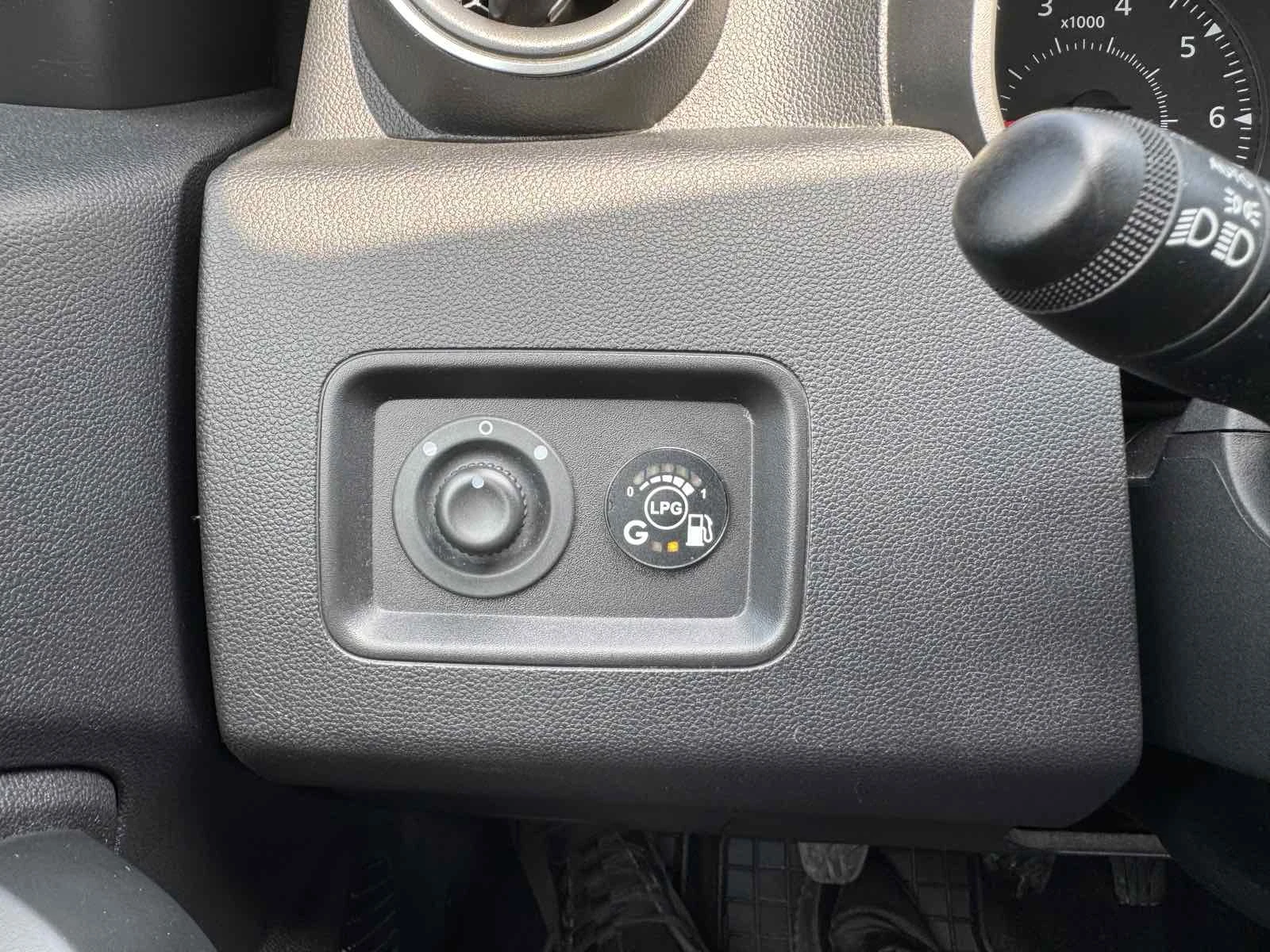 Dacia Duster 1.6I LPG, снимка 16 - Автомобили и джипове - 55115244