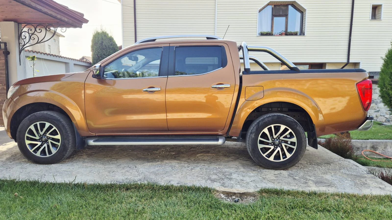 Nissan Navara 2.3 DCI/190 кс/Camera/Keyless/N1/, снимка 4 - Автомобили и джипове - 55850995