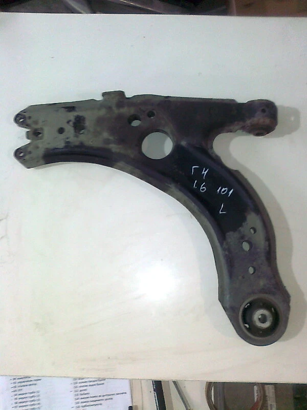 носач преден ляв за Фолксваген Голф 4 (сив 1.6)