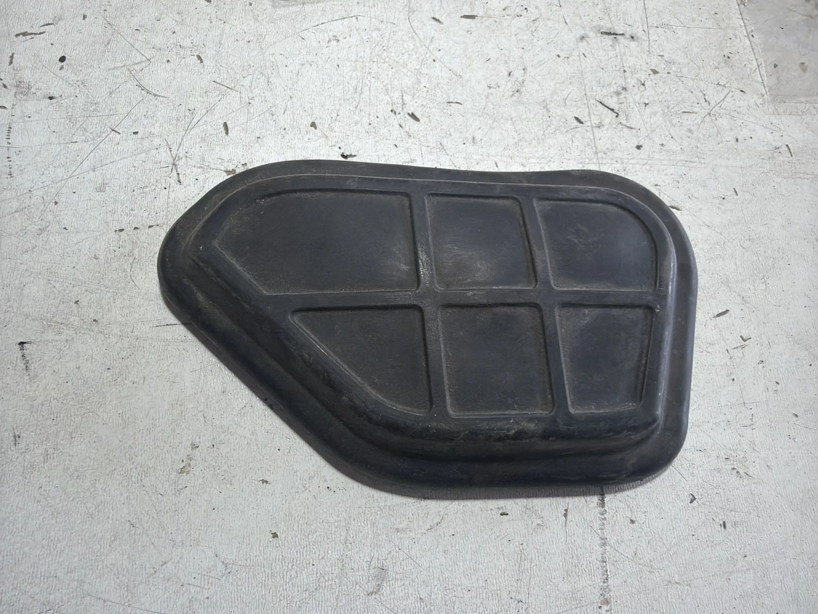 капачка бомбе 8к080593 лява  Audi A4