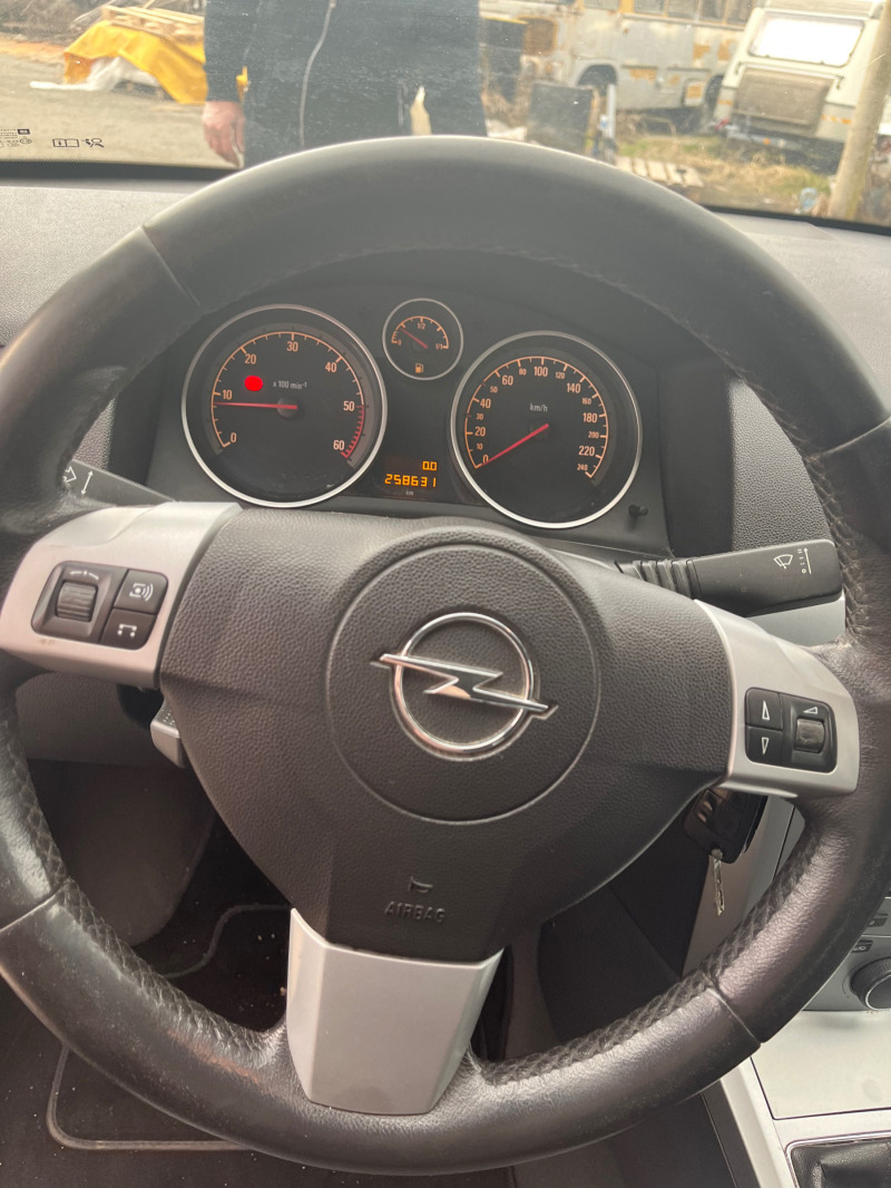 Opel Astra 1.7 cdti, снимка 14 - Автомобили и джипове - 45179542