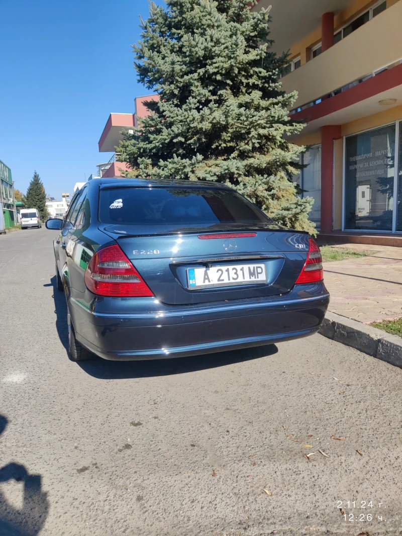 Mercedes-Benz E 220, снимка 5 - Автомобили и джипове - 48035571