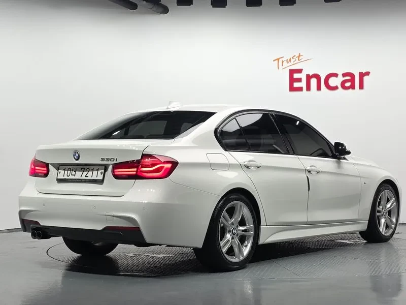 BMW 320 i - САМО 30% АВАНС, снимка 2 - Автомобили и джипове - 56304494