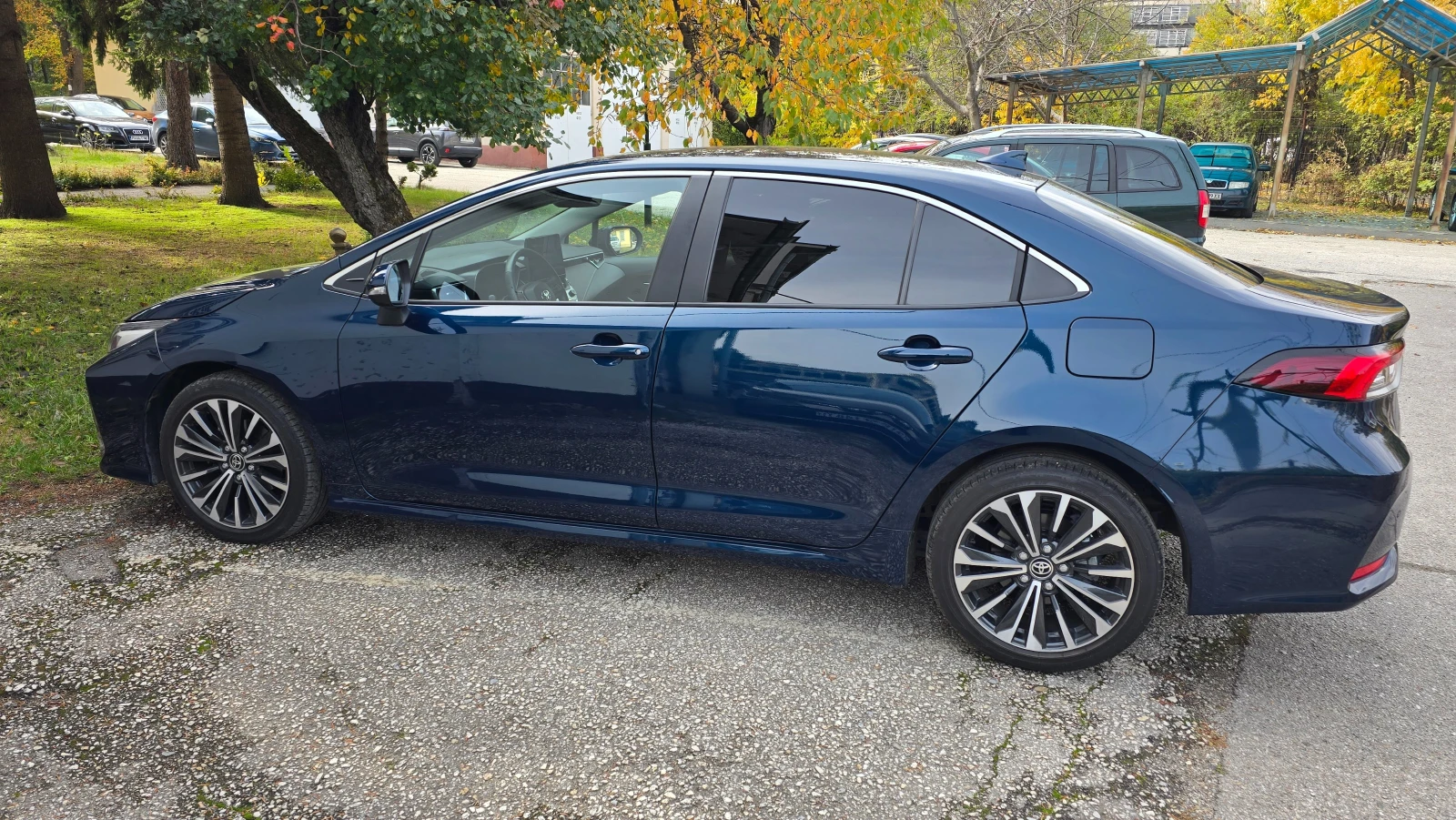 Toyota Corolla 1.8HSD Executive Plus, снимка 2 - Автомобили и джипове - 53872601