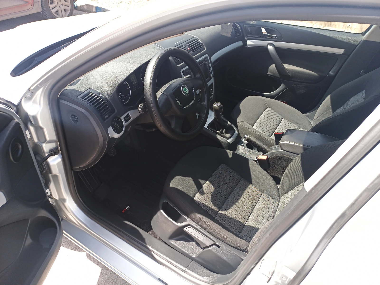 Skoda Octavia MPI, снимка 9 - Автомобили и джипове - 54343846