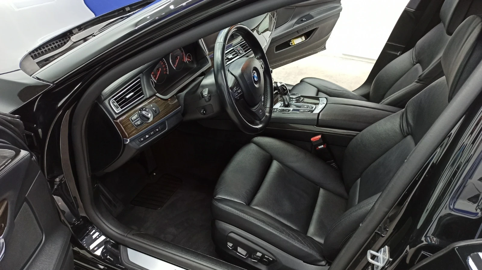 BMW 730 Sedan, снимка 10 - Автомобили и джипове - 54378378