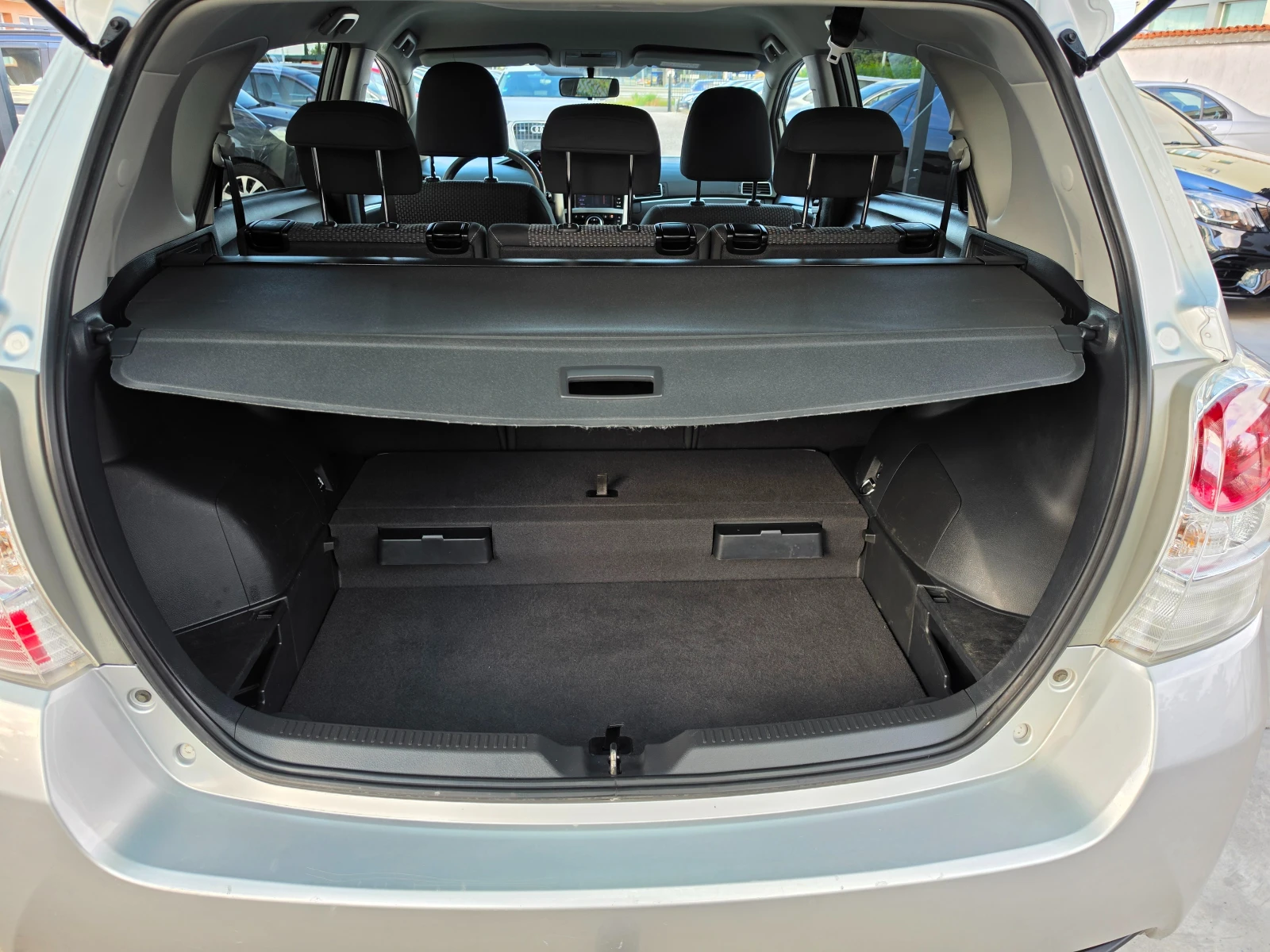 Toyota Verso 1.8VVTI/EXECUTIVE/, снимка 14 - Автомобили и джипове - 54610355
