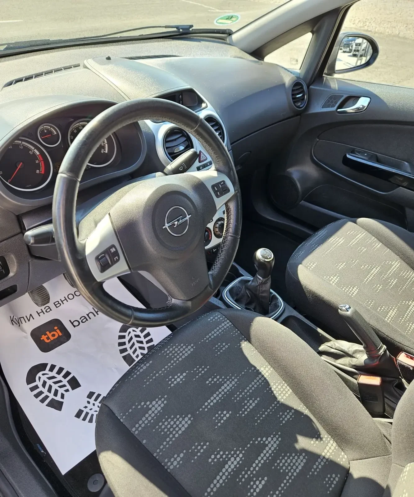 Opel Corsa Евро5, снимка 8 - Автомобили и джипове - 55449398