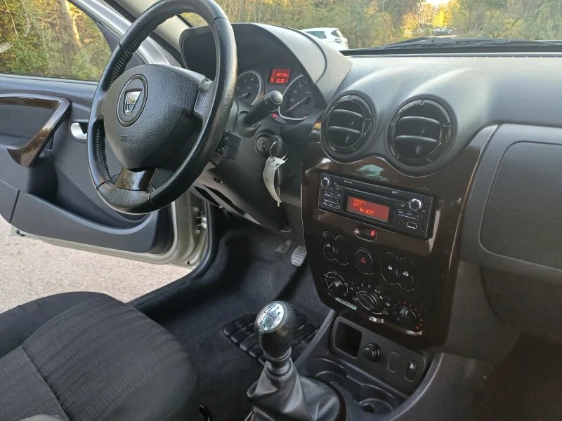 Dacia Duster 1.5 Dci, снимка 13 - Автомобили и джипове - 47682391