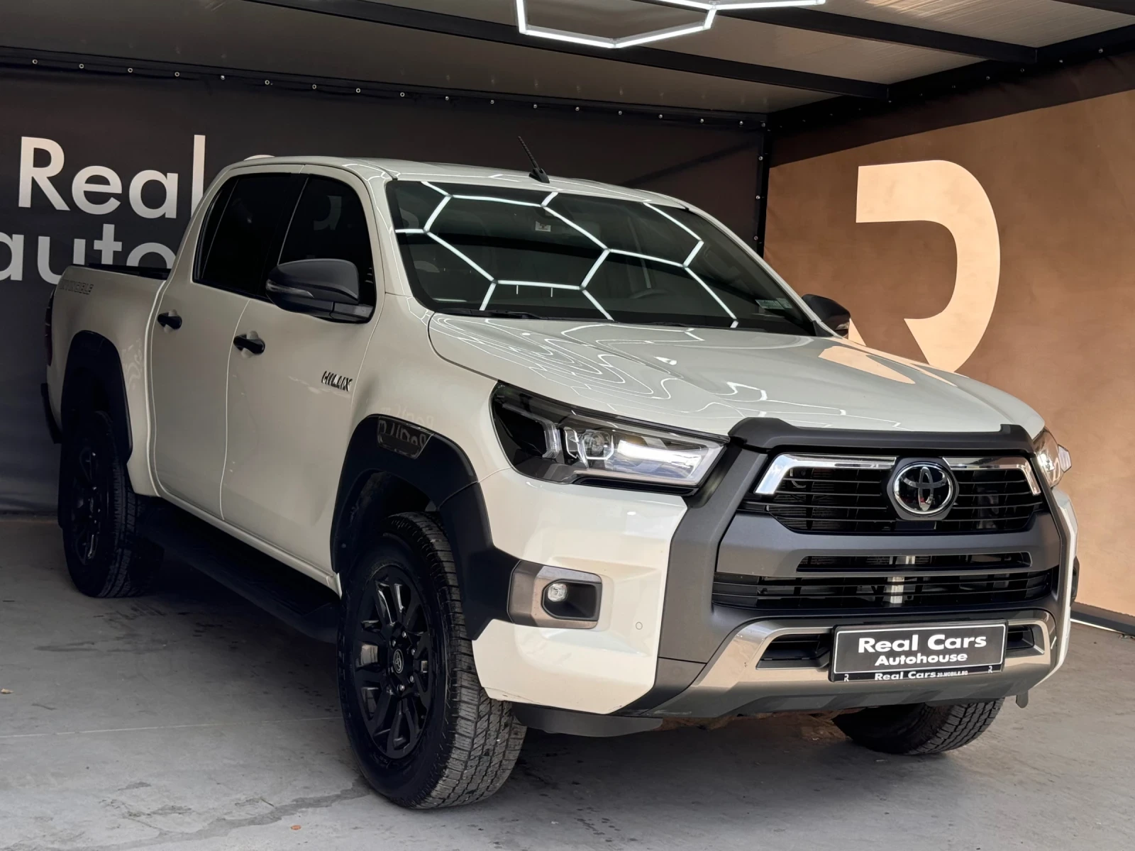 Toyota Hilux 2.8 D4-D* JBL* INVINCIBLE* CAMERA* KEYLESS  - изображение 3