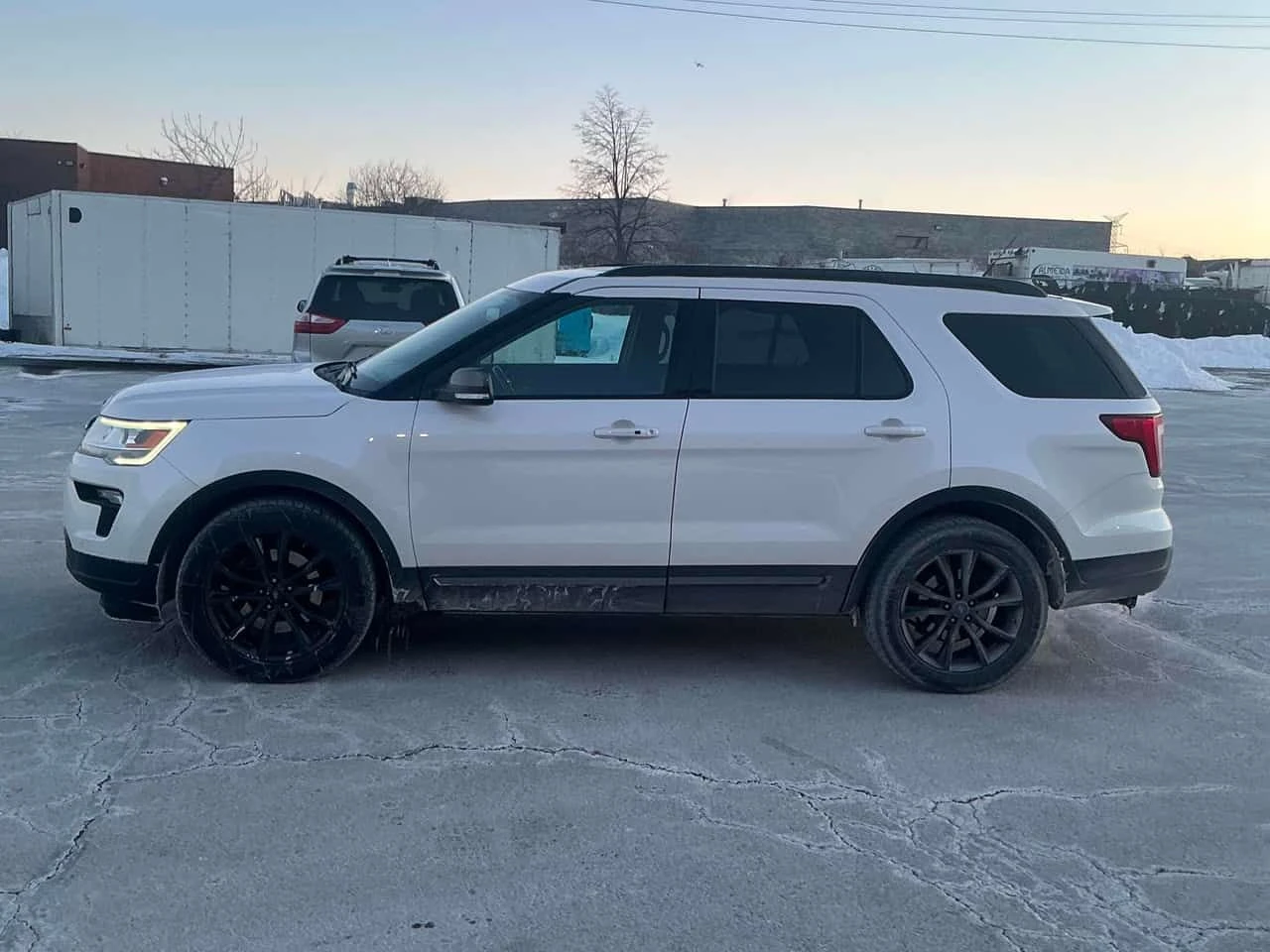 Ford Explorer XLT AWD * КОЖА/АЛКАНТАРА* ПОДГРЕВИ* КАМЕРА* , снимка 3 - Автомобили и джипове - 54145111