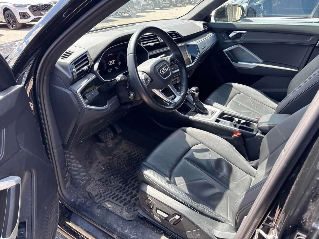 Audi Q3 | DISTRONIC | ПОДГРЕВ | CARFAX | АВТОКРЕДИТ | , снимка 5 - Автомобили и джипове - 54613458