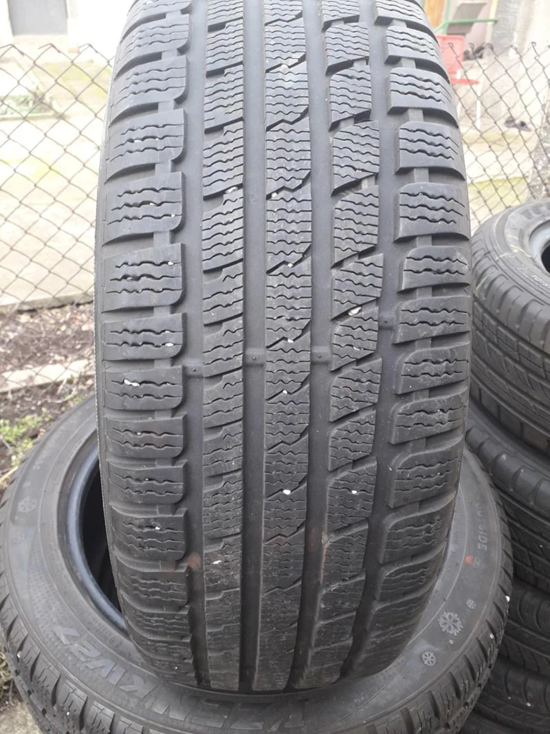 Гуми Зимни 205/55R17, снимка 3 - Гуми и джанти - 24508686