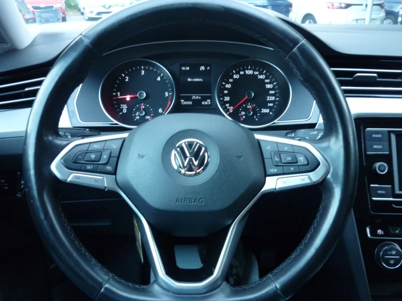 VW Passat 2.0 TDI 150 к.с DSG Facelift, снимка 16 - Автомобили и джипове - 47464799