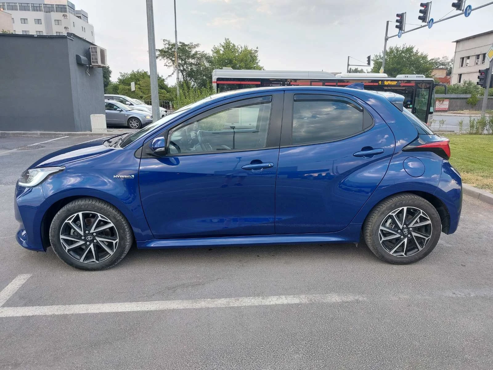 Toyota Yaris 1.5 hybrid  - изображение 3
