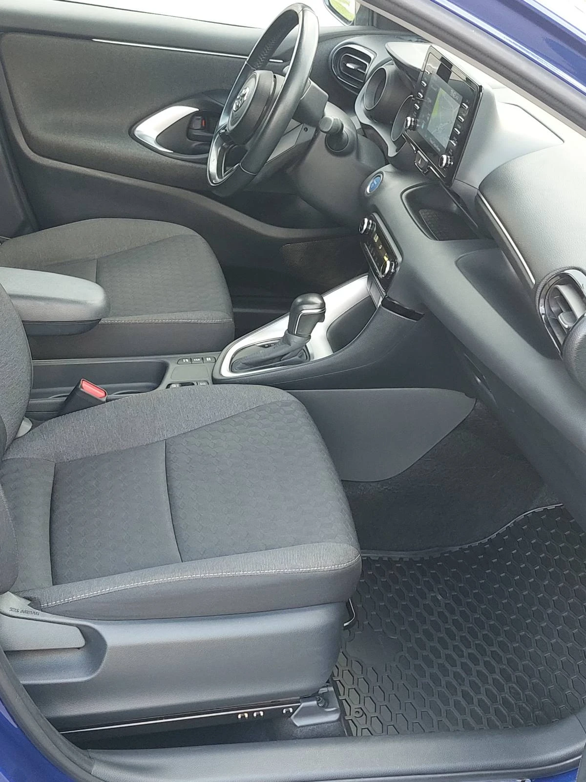 Toyota Yaris 1.5 hybrid  - изображение 6