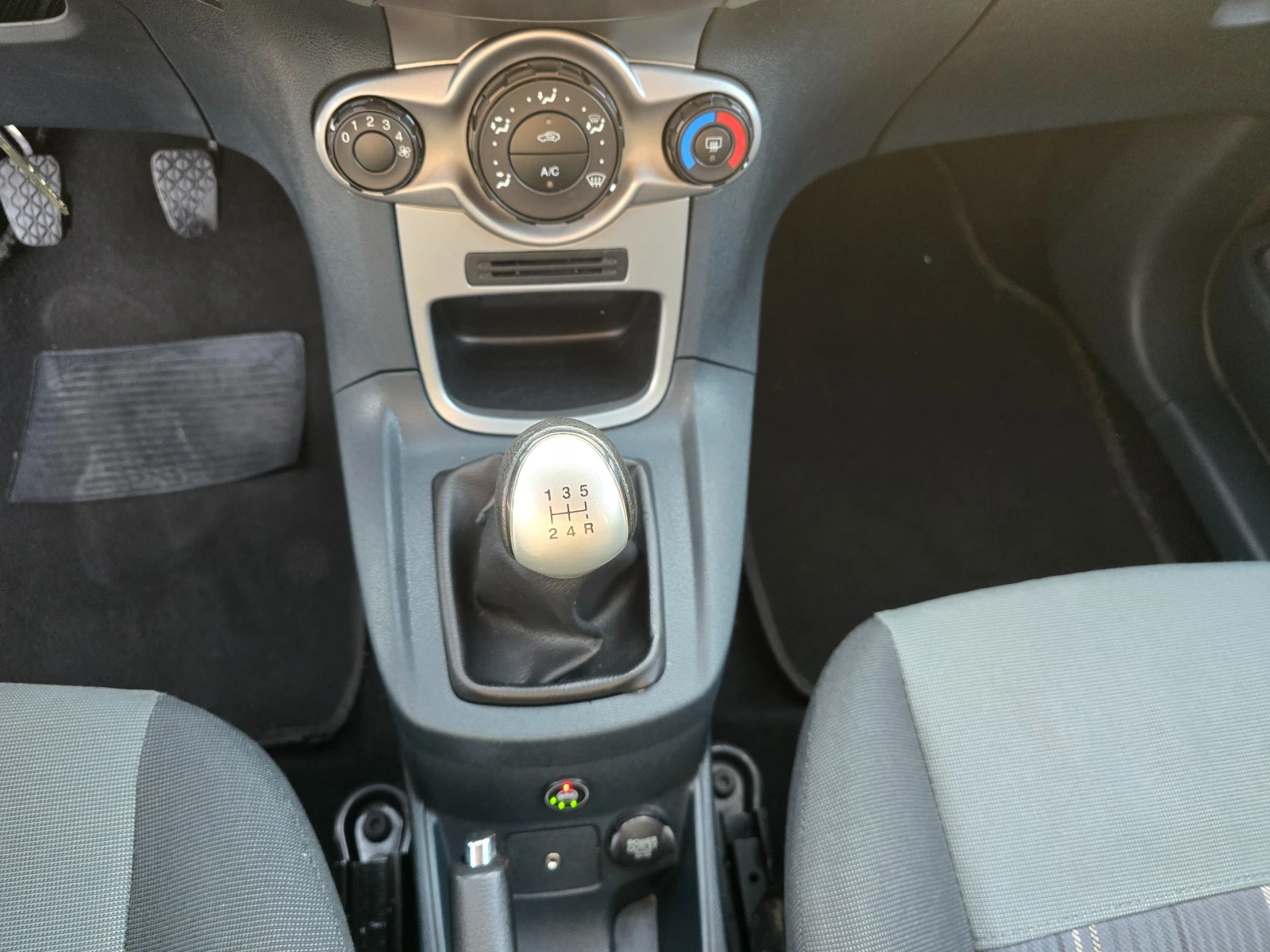 Ford Fiesta 1.4i/97ps/LPG, снимка 15 - Автомобили и джипове - 54235147