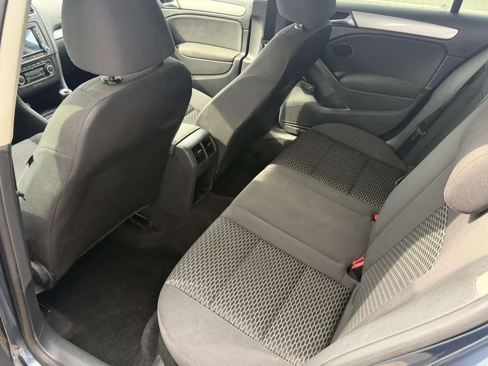 VW Golf 1.6 TDI/CARPLAY/ЛИЗИНГ, снимка 9 - Автомобили и джипове - 54415880