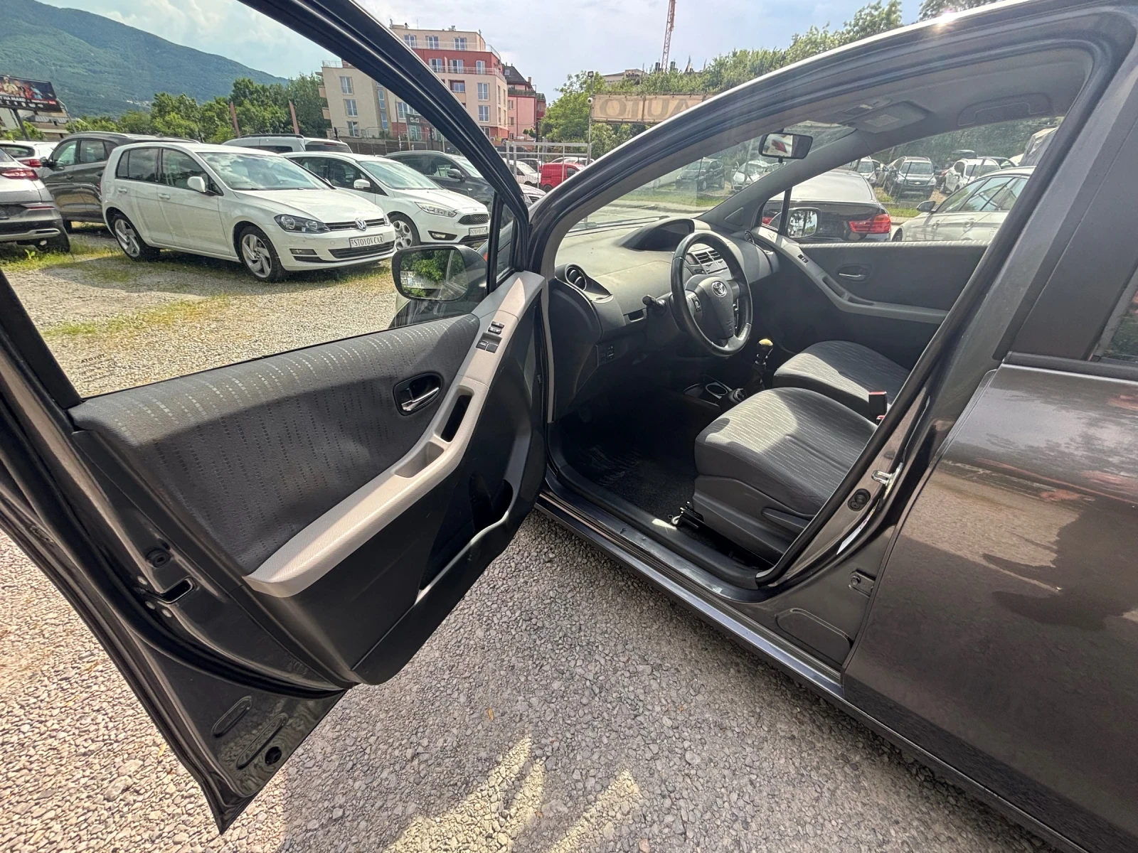 Toyota Yaris 1.3VVT-I, снимка 13 - Автомобили и джипове - 54855352