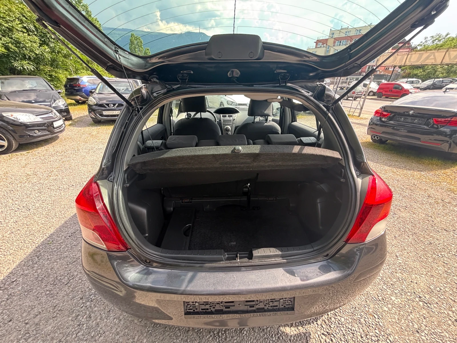 Toyota Yaris 1.3VVT-I, снимка 7 - Автомобили и джипове - 54855352