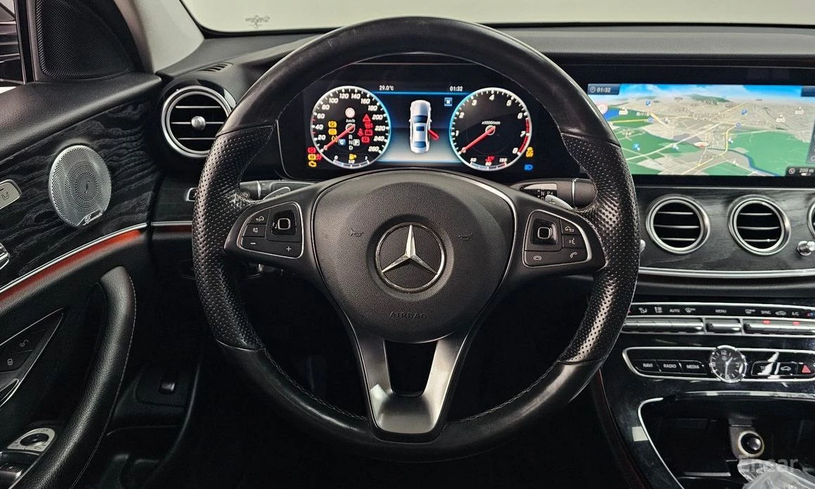 Mercedes-Benz E 300, снимка 13 - Автомобили и джипове - 55445088