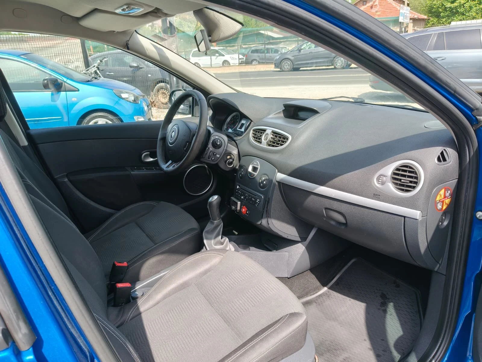 Renault Clio 1.2i, снимка 12 - Автомобили и джипове - 55868693