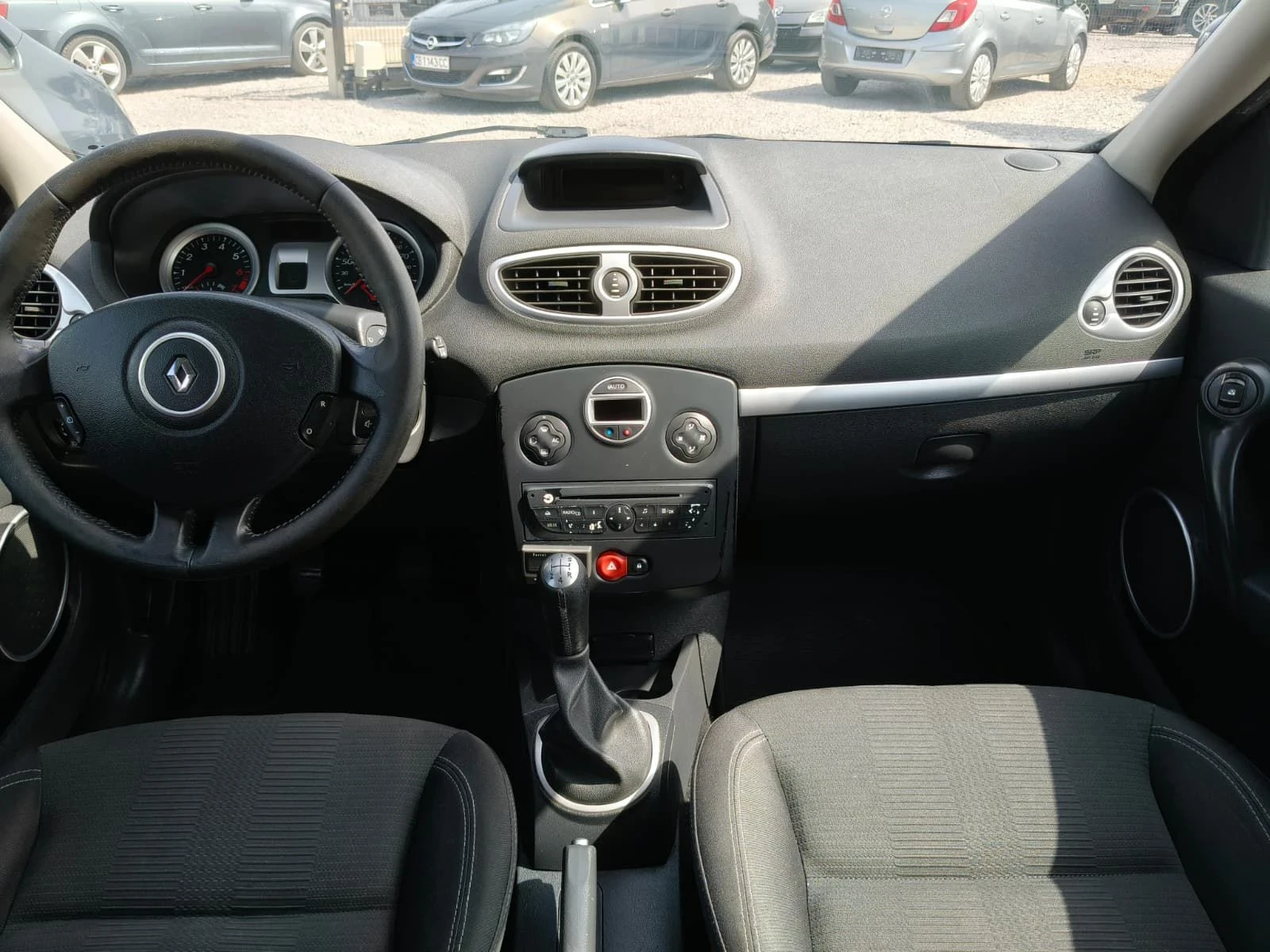 Renault Clio 1.2i, снимка 14 - Автомобили и джипове - 55868693