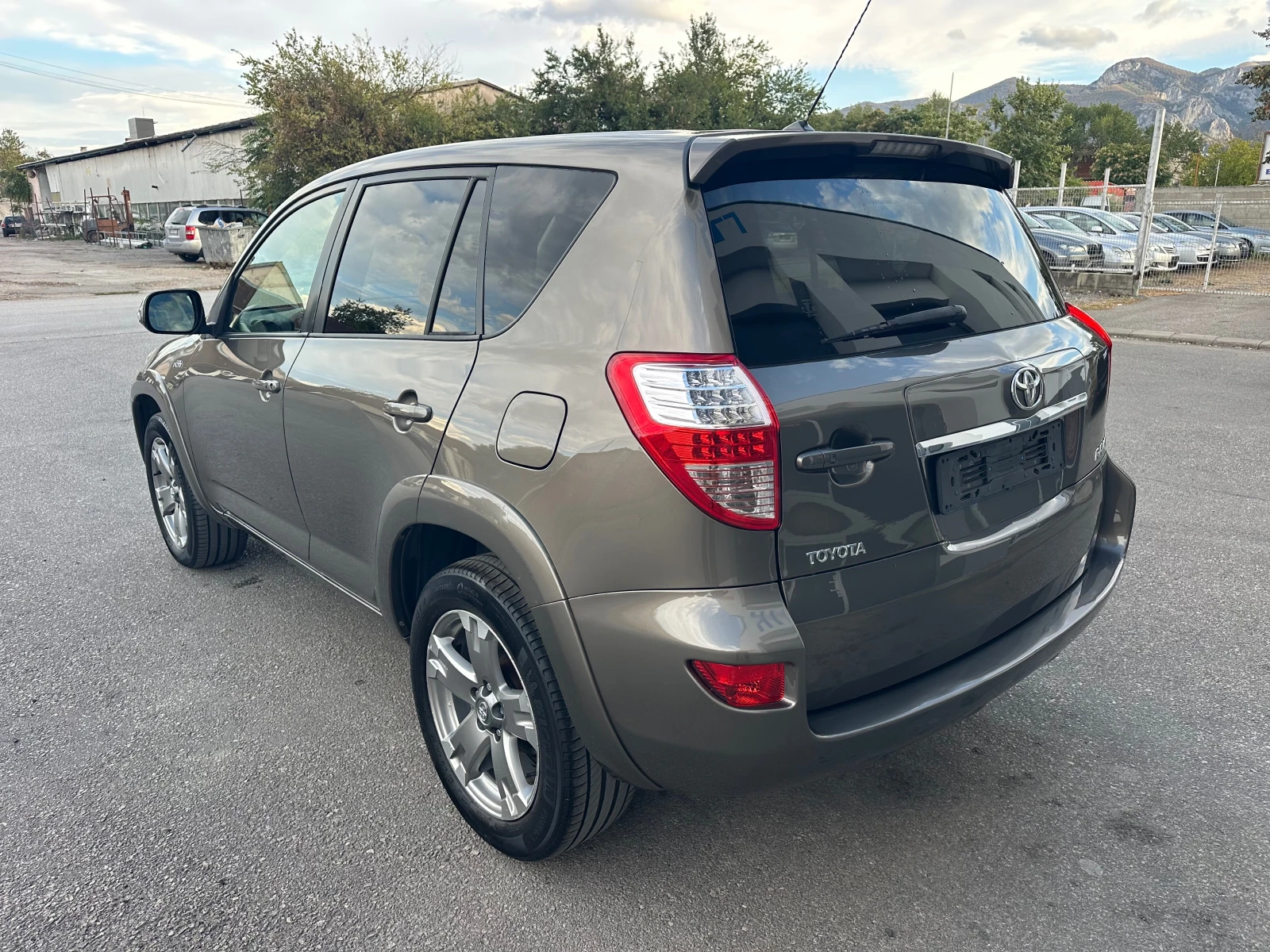 Toyota Rav4 2.2D Luxury Design 4x4 Автоматик Италия, снимка 5 - Автомобили и джипове - 56201053