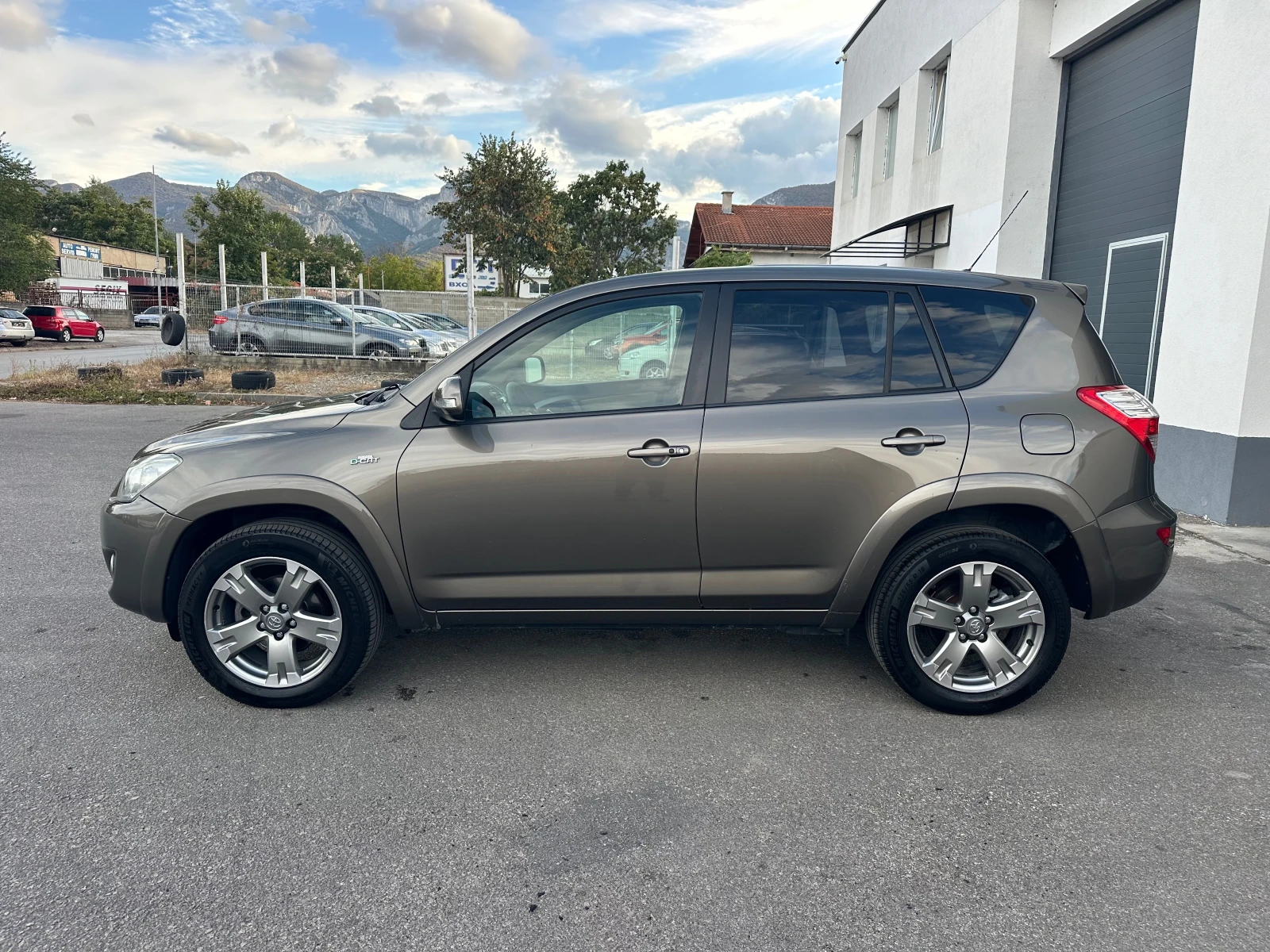 Toyota Rav4 2.2D Luxury Design 4x4 Автоматик Италия, снимка 4 - Автомобили и джипове - 56201053