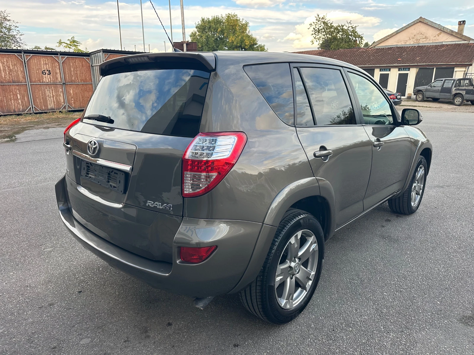 Toyota Rav4 2.2D Luxury Design 4x4 Автоматик Италия, снимка 7 - Автомобили и джипове - 56201053