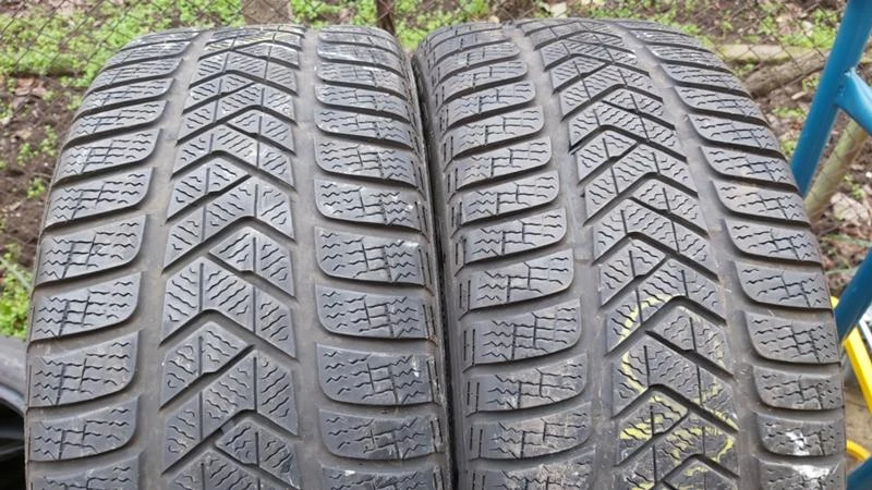 Гуми Зимни 245/45R18, снимка 1 - Гуми и джанти - 27532997