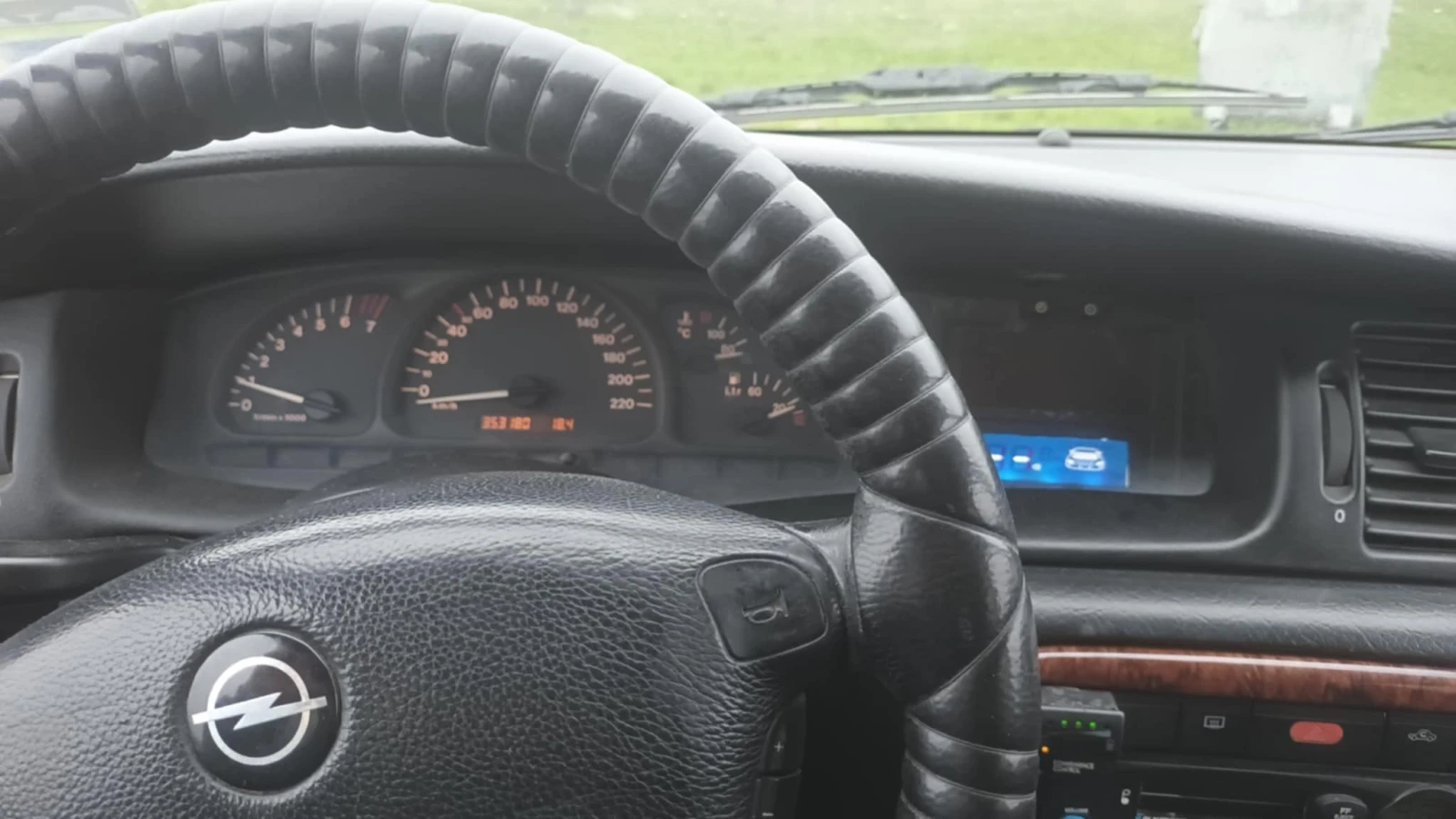 Opel Vectra 1.6i 16V, снимка 12 - Автомобили и джипове - 53575626