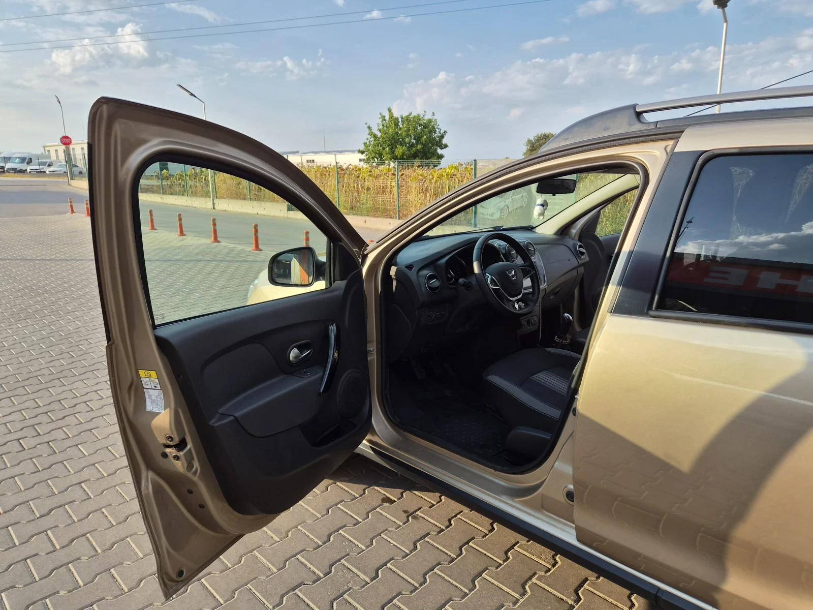 Dacia Sandero, снимка 6 - Автомобили и джипове - 55879411