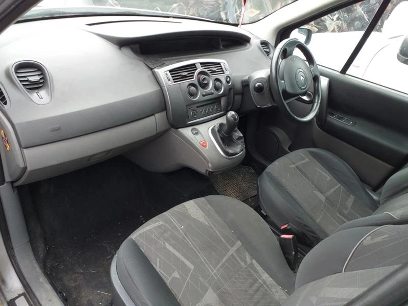 Renault Scenic 1.6 16V 90к.с., снимка 7 - Автомобили и джипове - 46531714