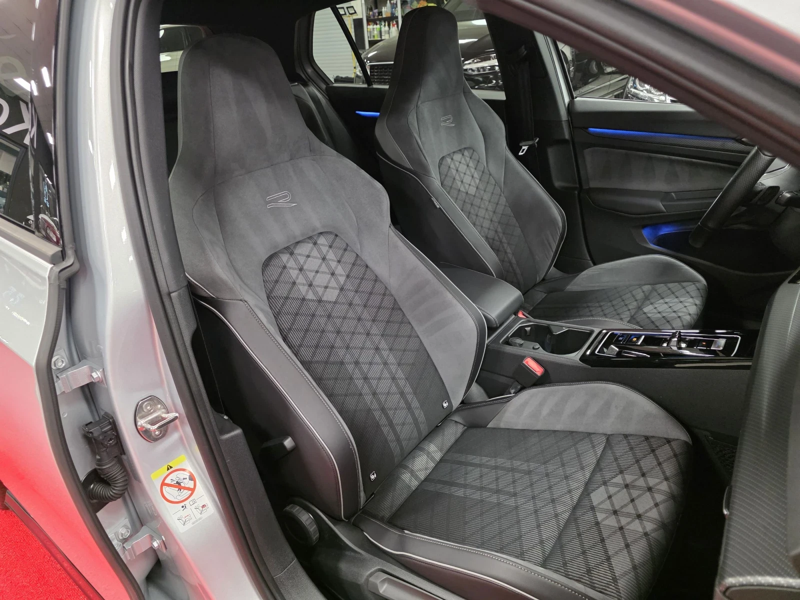 VW Golf 1.5 eTSI | DSG | R-line | 48000 km, снимка 13 - Автомобили и джипове - 53830059