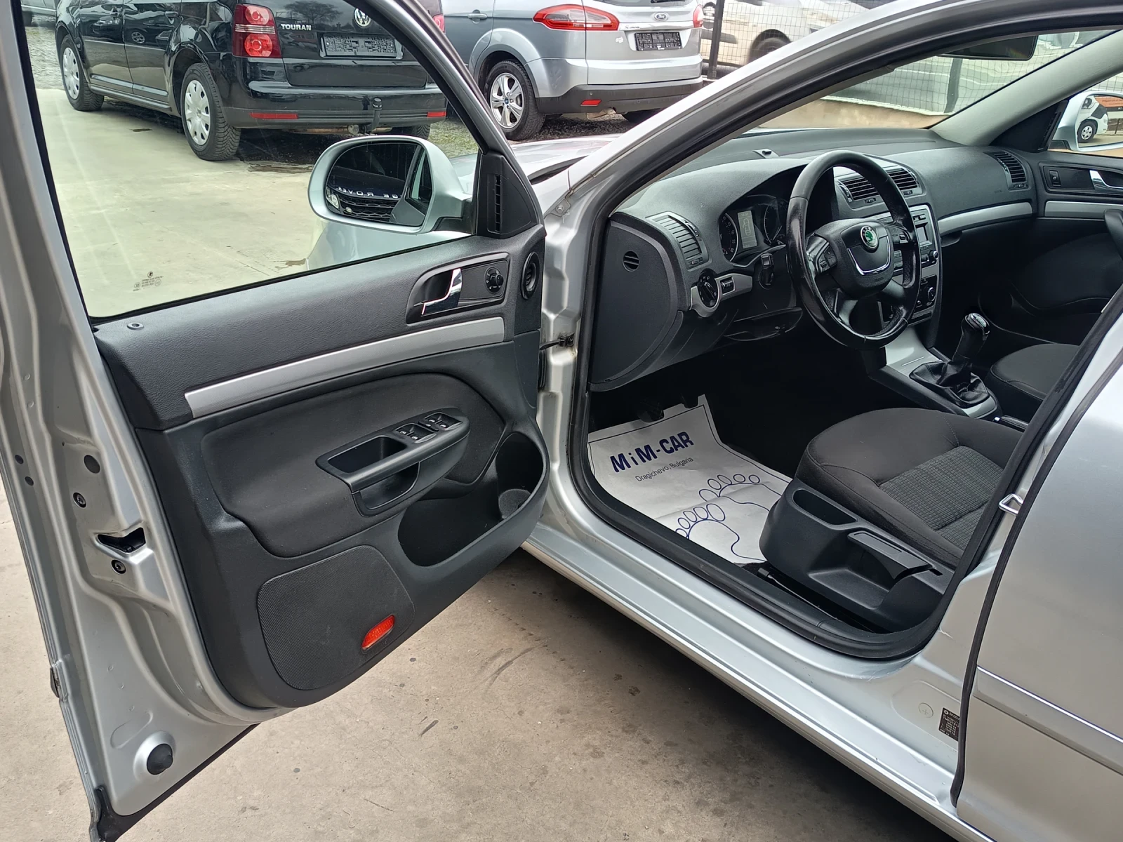 Skoda Octavia 1.6tdi, снимка 9 - Автомобили и джипове - 54044857