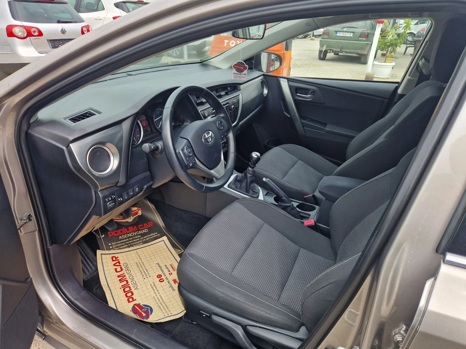 Toyota Auris 1.6, снимка 14 - Автомобили и джипове - 54477312