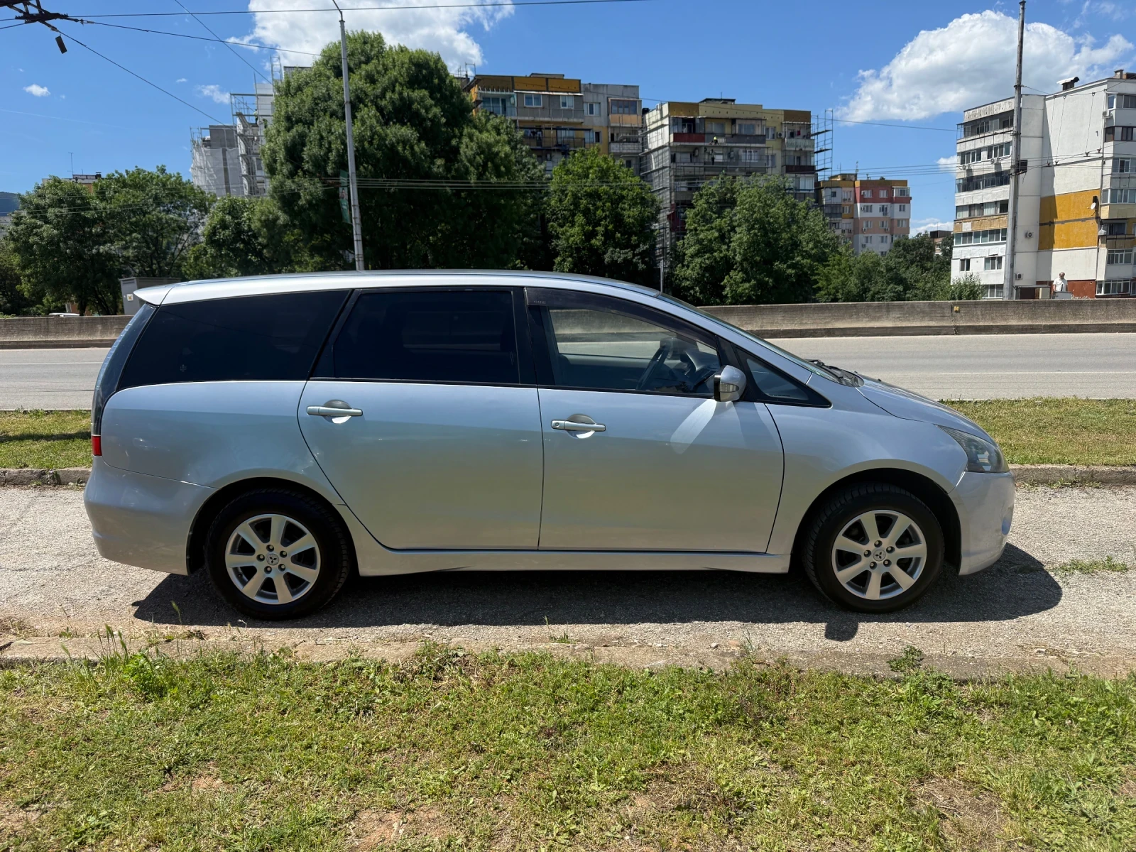 Mitsubishi Grandis 2.4 Бензин/164 коня /7 места, снимка 3 - Автомобили и джипове - 54711537