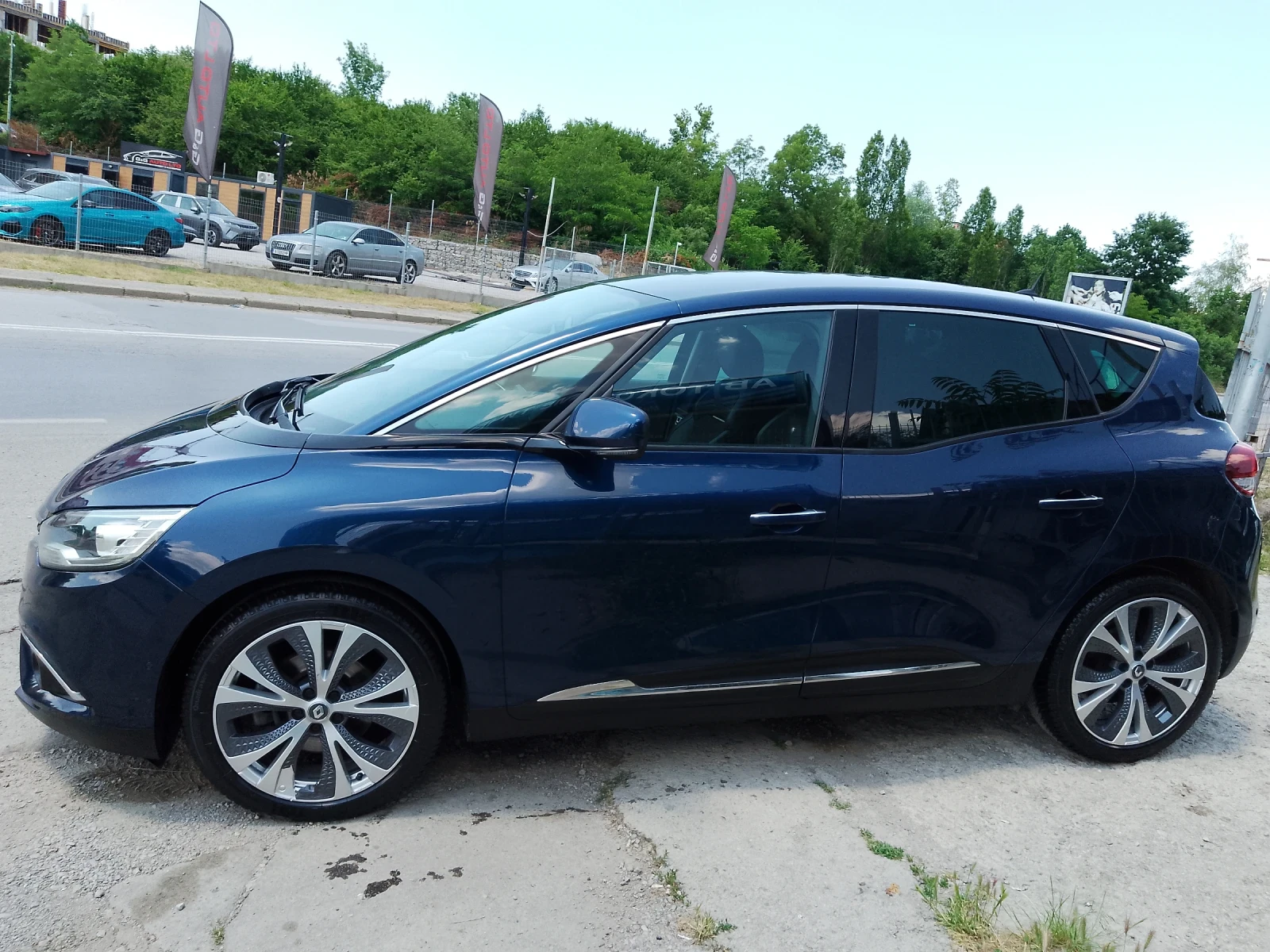 Renault Scenic 1.5 DCI/NAVI/CAMERA, снимка 8 - Автомобили и джипове - 54834542