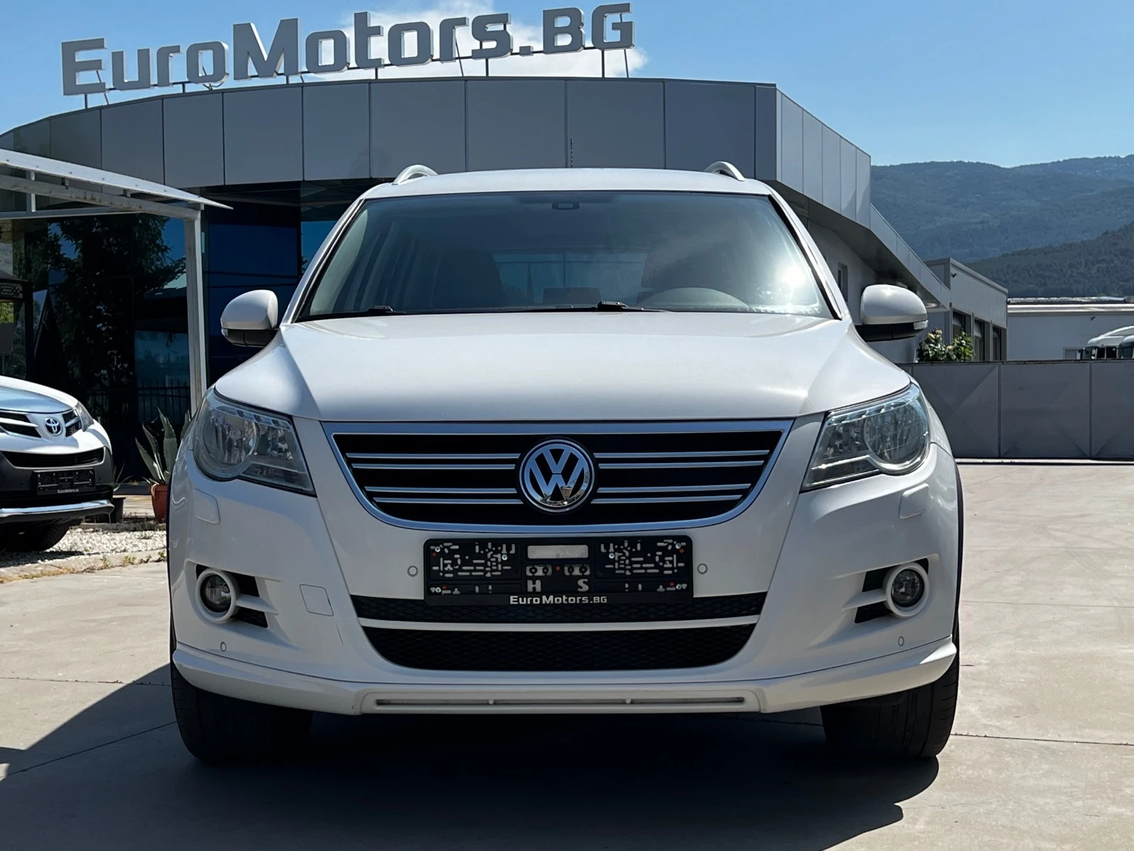 VW Tiguan 2.0TDI 4-MOTION-R LINE - изображение 2