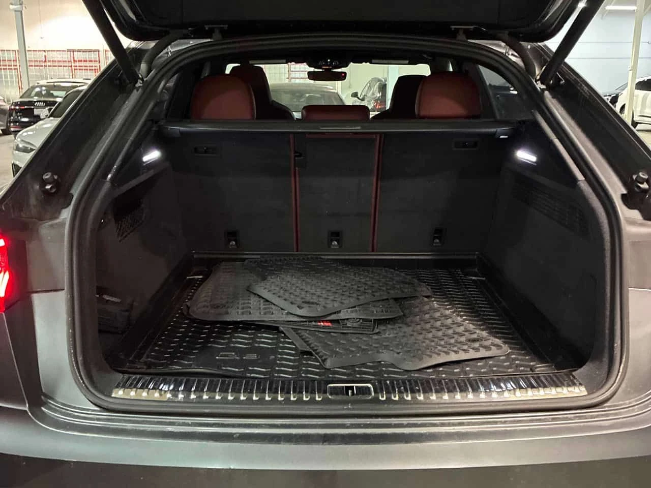 Audi SQ8 4.0 TFSI quattro  CARFAX, снимка 13 - Автомобили и джипове - 54165212