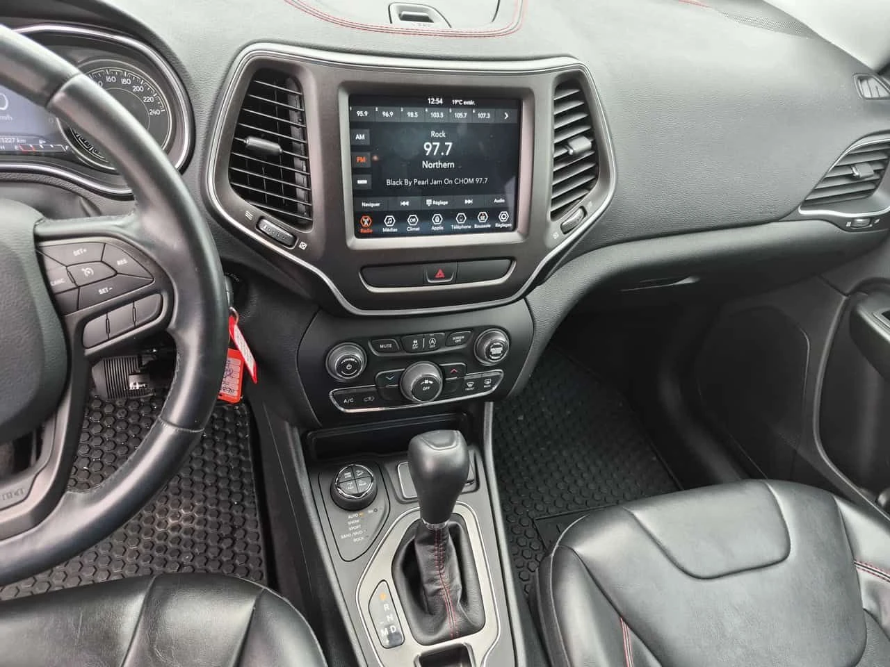 Jeep Cherokee * TRAILHAWK * 2 КЛЮЧА * ПОДГРЕВИ * CARFAX, снимка 9 - Автомобили и джипове - 54755437