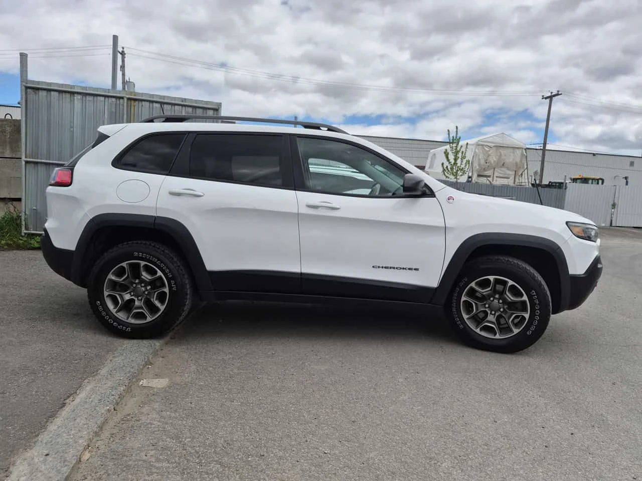 Jeep Cherokee * TRAILHAWK * 2 КЛЮЧА * ПОДГРЕВИ * CARFAX, снимка 3 - Автомобили и джипове - 54755437