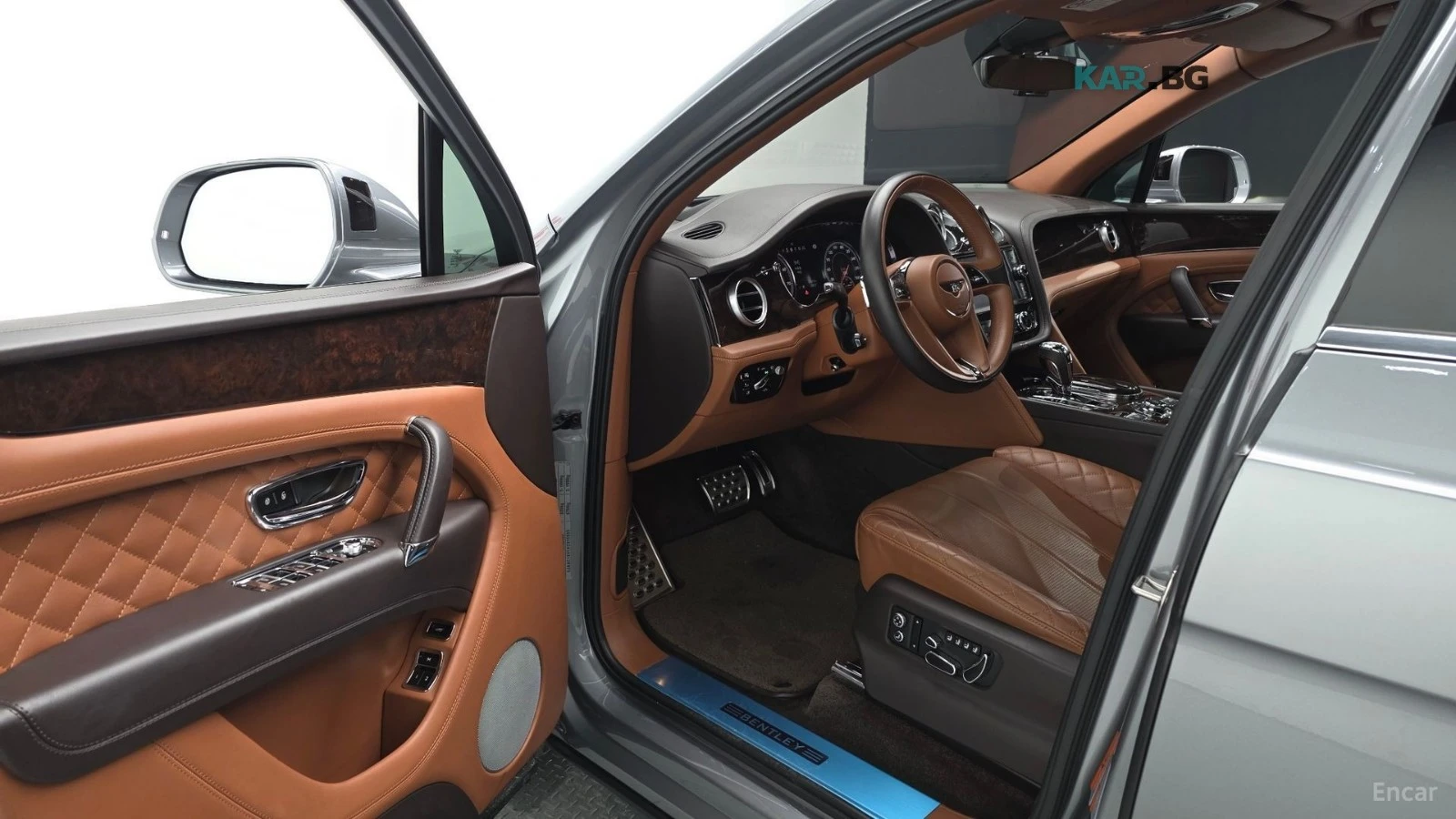 Bentley Bentayga 6.0* W12* ДИСТРОНИК* ПОДГРЕВ* ОБДУХ* МАСАЖИ* КАМЕР, снимка 8 - Автомобили и джипове - 55953186