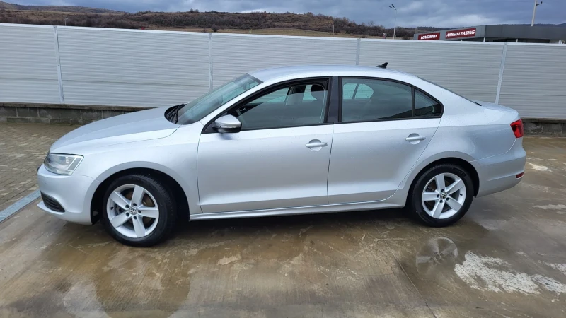 VW Jetta 1.6TDI BLUEMOTION* NAVI* PARKTRONIC , снимка 2 - Автомобили и джипове - 53505603
