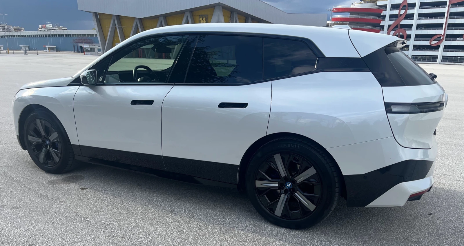 BMW iX 40 xDrive/обдухване/HUD/360/Laser - изображение 8