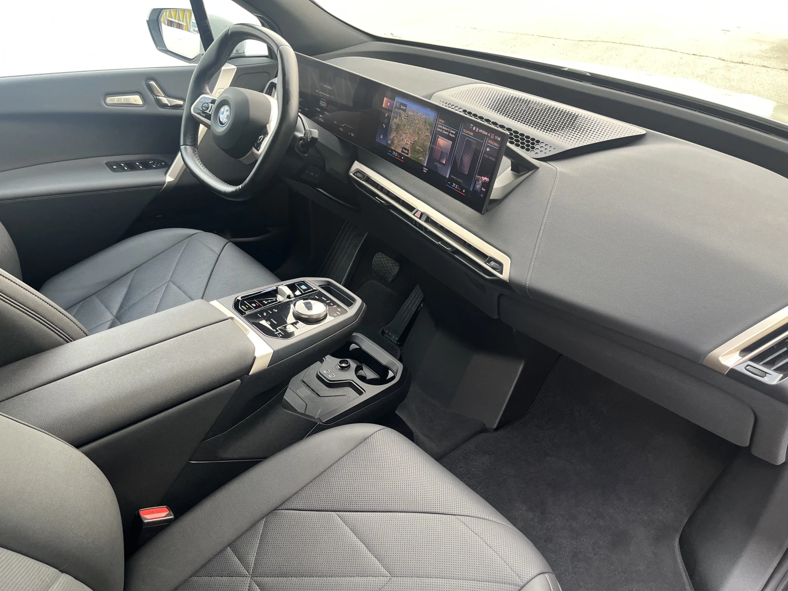 BMW iX 40 xDrive/обдухване/HUD/360/Laser - изображение 10